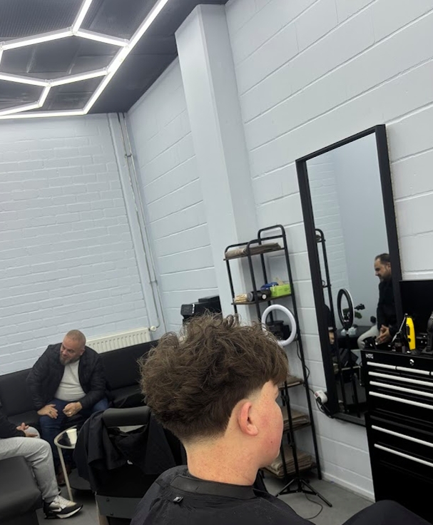 Achie Barbershop interieur - hexagonale verlichting